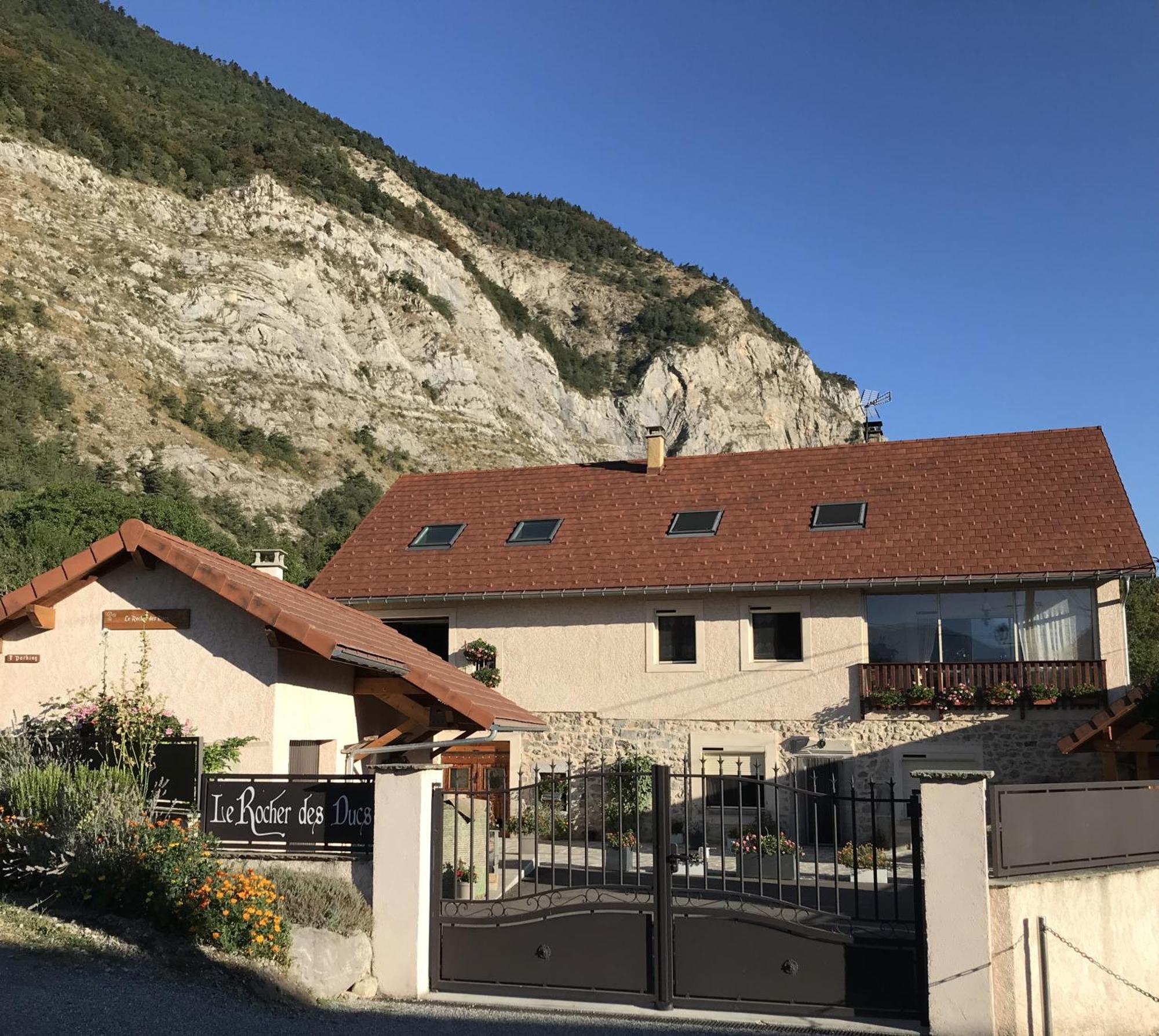 Le Rocher Des Ducs, Vue Sur Montagne, Abris Voitures Et Motos Le Glaizil Экстерьер фото